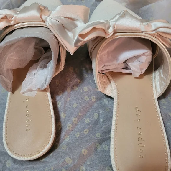 Copper Key Cream Bow Mules With Box - Picture 6 of 7